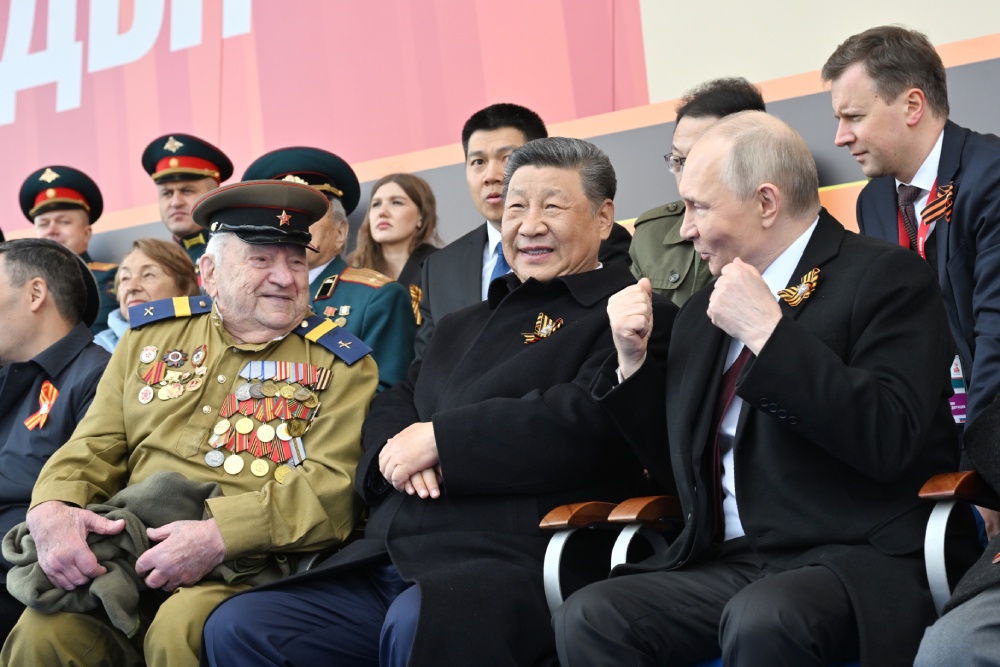Президент России Владимир Путин и председатель КНР Си Цзиньпин на параде Победы. Слева - ветеран Великой Отечественной войны Евгений Знаменский.