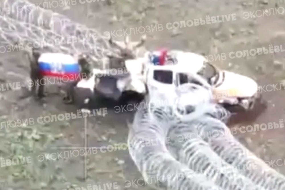 Бойцы на пикапе прорвались сквозь проволочные заграждения на границе Днепропетровской области и развернули российский триколор.