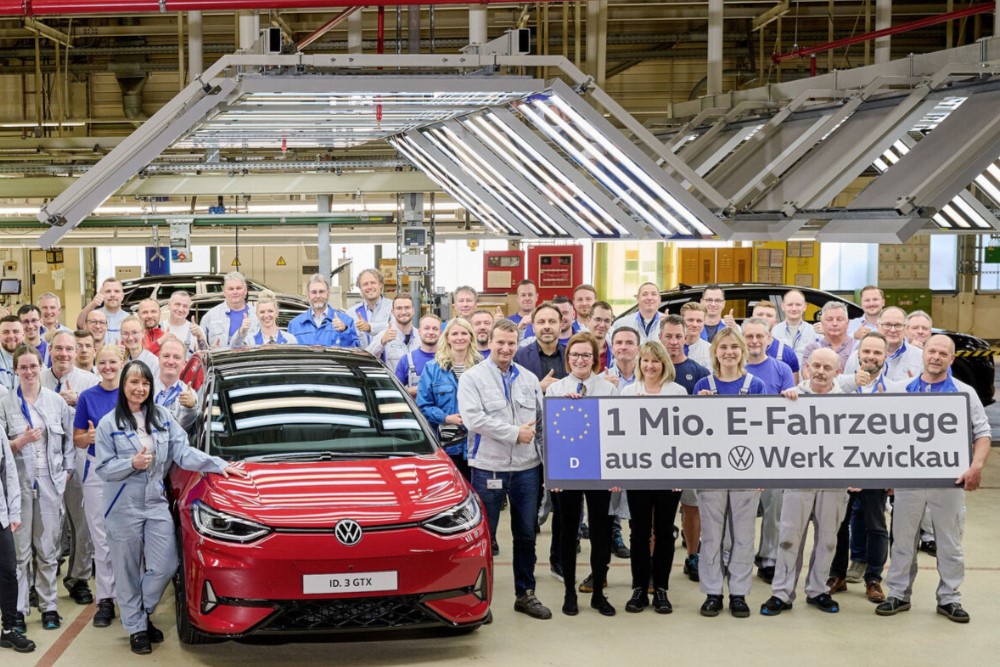 Идут на рекорд: завод Volkswagen в Цвиттау выпустил миллионный электромобиль - Российская газета