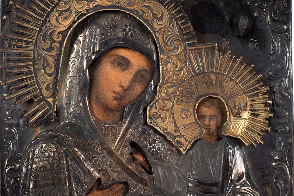 Извлечение из земли гроба с станками святейшего патриарха Тихона. Малый собор Донского монастыря. Патриарх Московский и Всея Руси Алексий II (справа). 22 февраля 1992 года.
