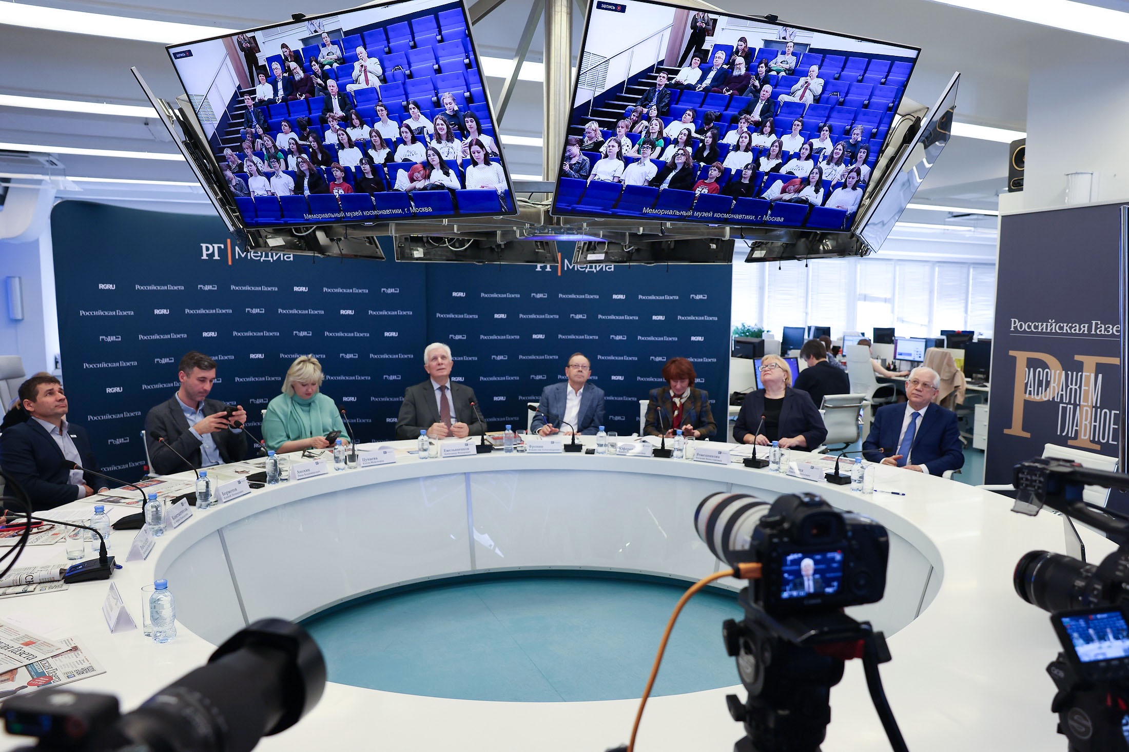 Космонавты и космонавтики: во время акции "РГ" ко Дню Победы школьники пообщались с экипажем МКС - Российская газета