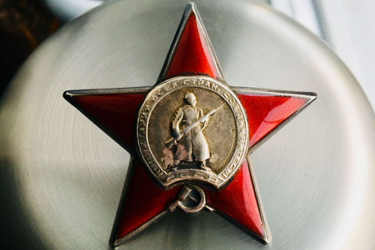 Ларец для хранения Установления для российских императорских орденов. 1785-1798. Входил в число экспонатов находившихся в эвакуации