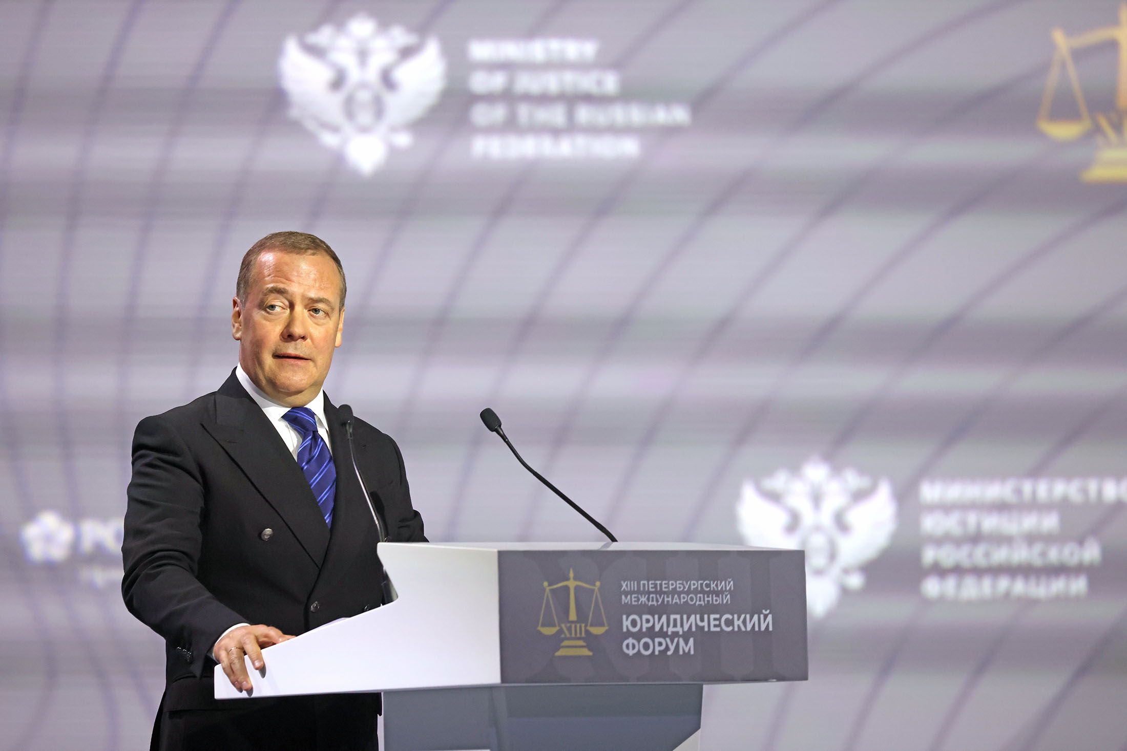 Медведев: "Коалиция желающих" хочет установить на Украине оккупационный режим - Российская газета