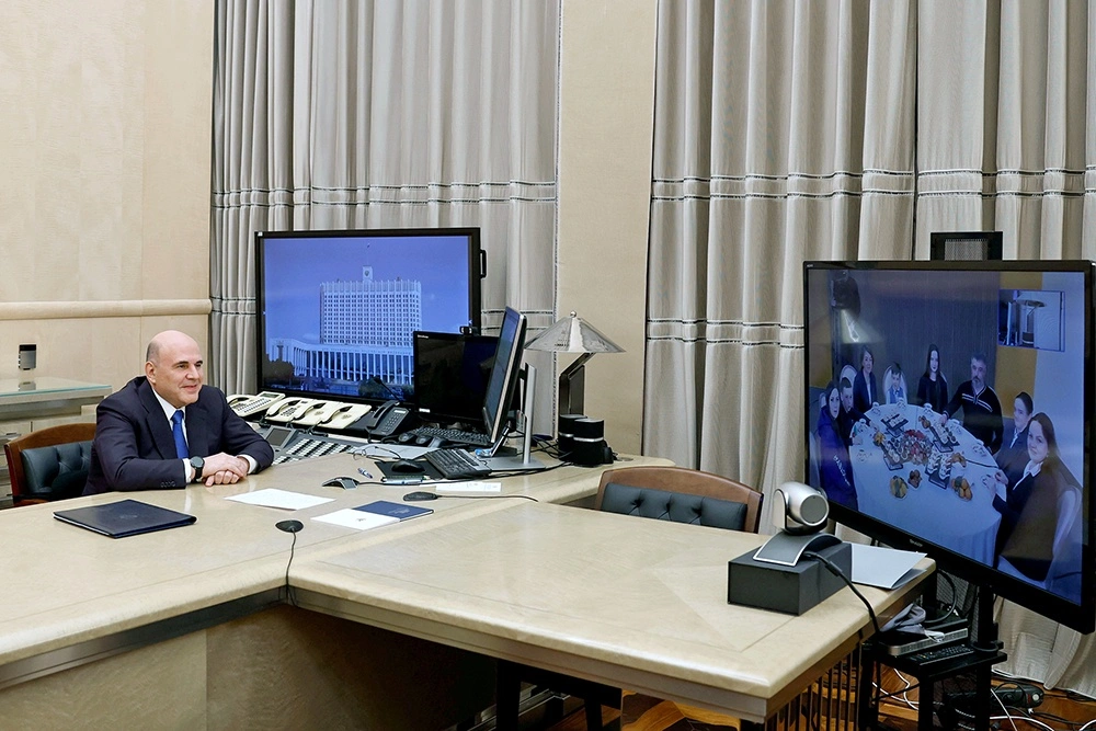 Михаил Мишустин общается по видеосвязи с детьми, желания которых он исполнил в рамках Всероссийской акции "Елка желаний". В настоящее время дети (Саша Иванов и Миша Каймаков из Краснодарского края, сестры Маргарита и Вероника Дяченко из ЛНР) посещают с экскурсией ВДНХ в Москве.