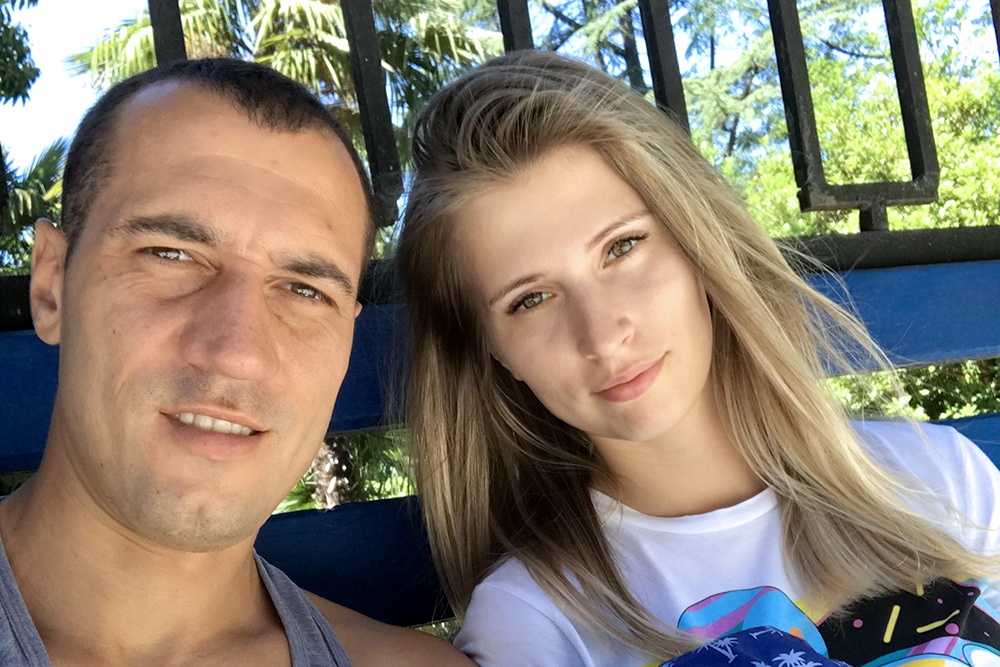 "Напиши, что я взял Мариуполь". Жена Героя России Алексея Калмыкова поделилась его воспоминаниями об СВО - Российская газета