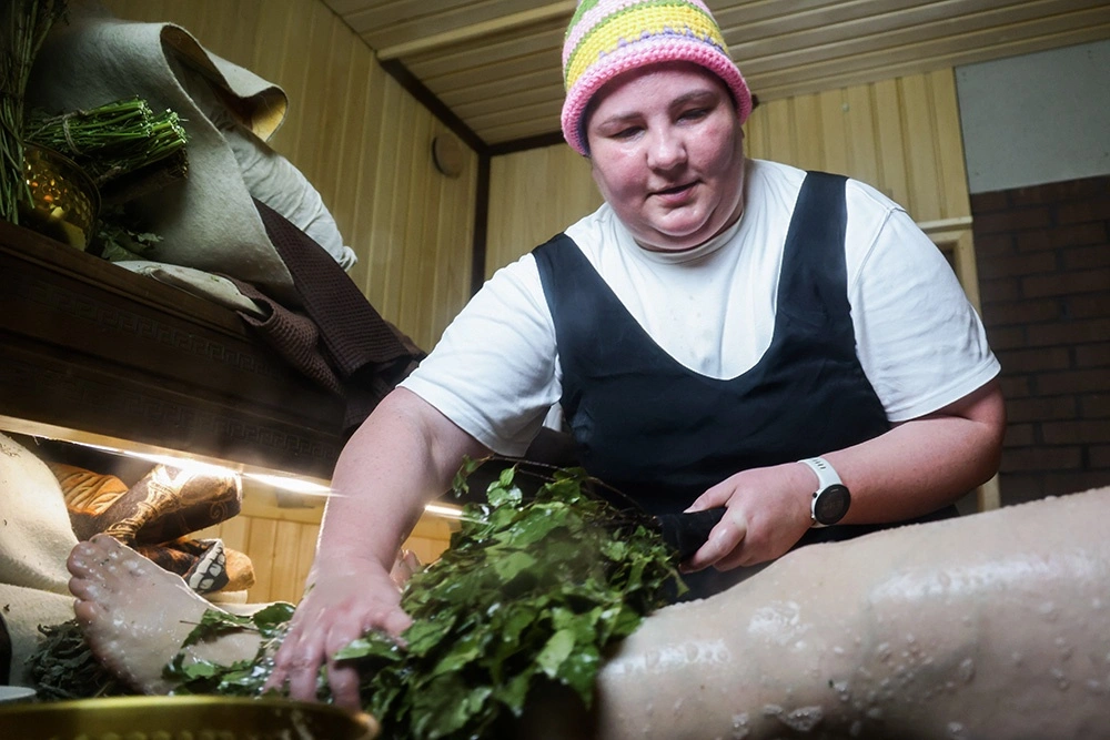 Не нужно хлестать веником до гематом: Врачи рассказали, как правильно посещать баню