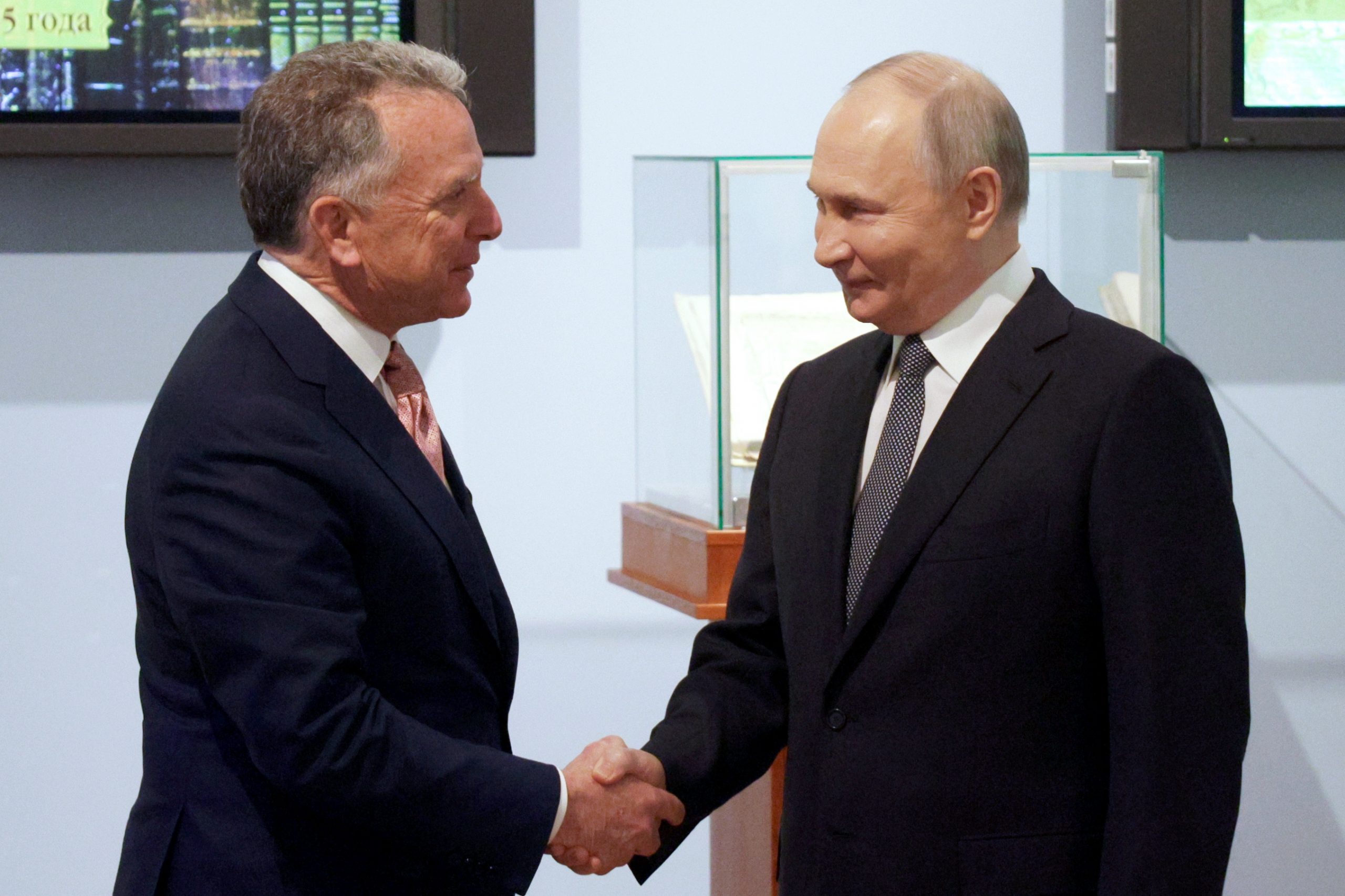 Песков заявил о появлении множества фейков после разговора Путина и Уиткоффа - Российская газета