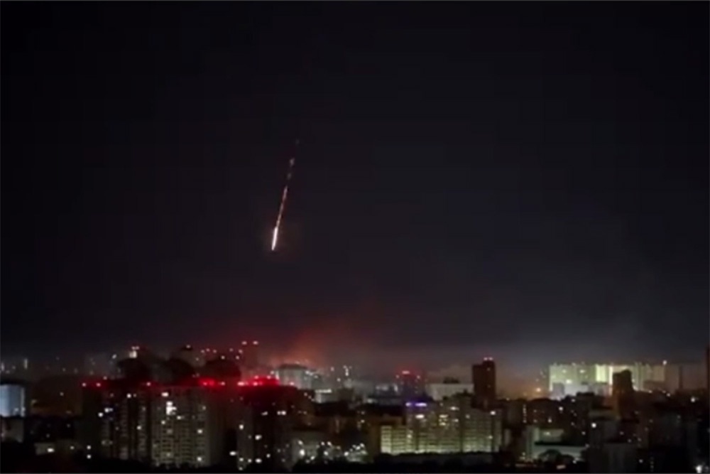 Появилось панорамное видео удара ракет в "плазменном коконе" по Киеву - Российская газета