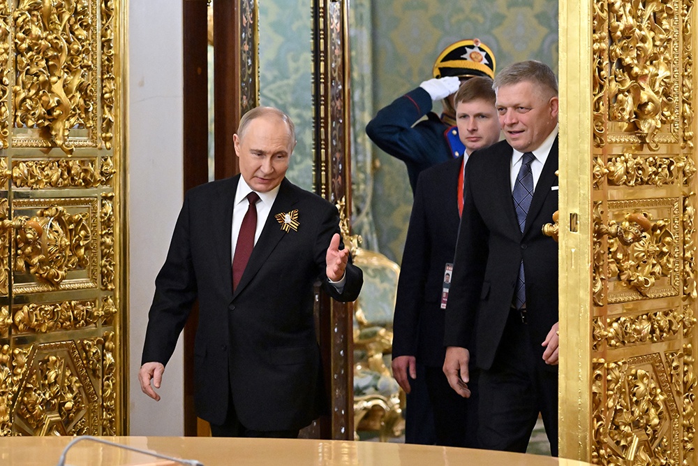 Путин поблагодарил Фицо за приезд в Москву на 9 мая - Российская газета