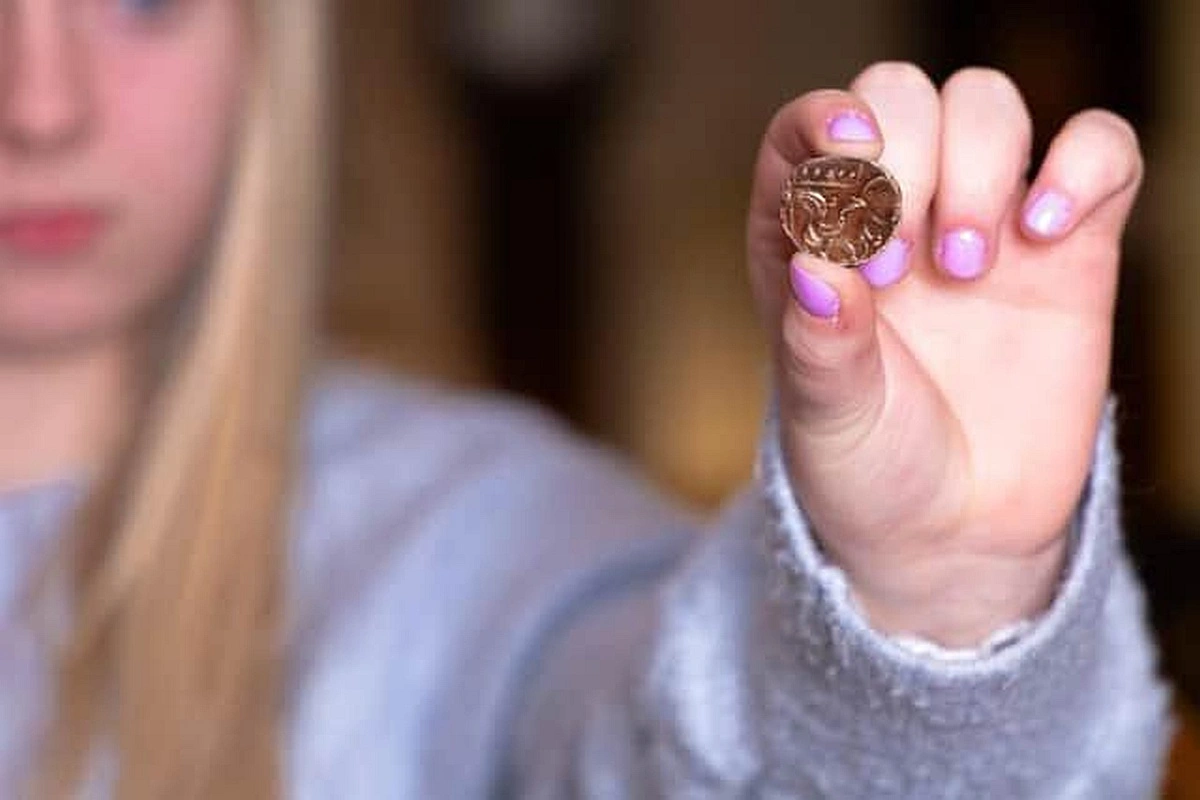 Редчайшую монету нашел кладоискатель и продал за 350000 рублей - Родина