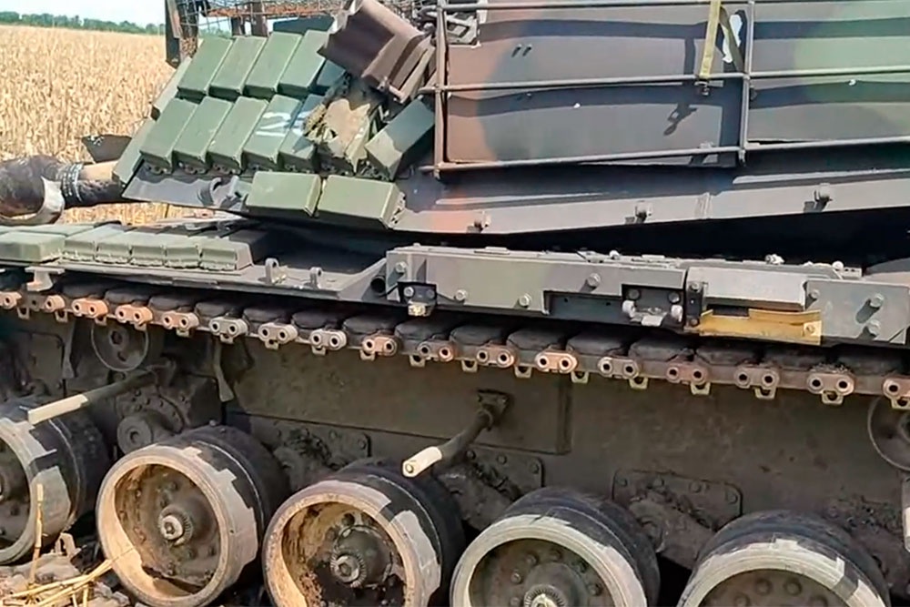 "Стрелять в него одно удовольствие": российский боец показал трофейный Abrams - Российская газета