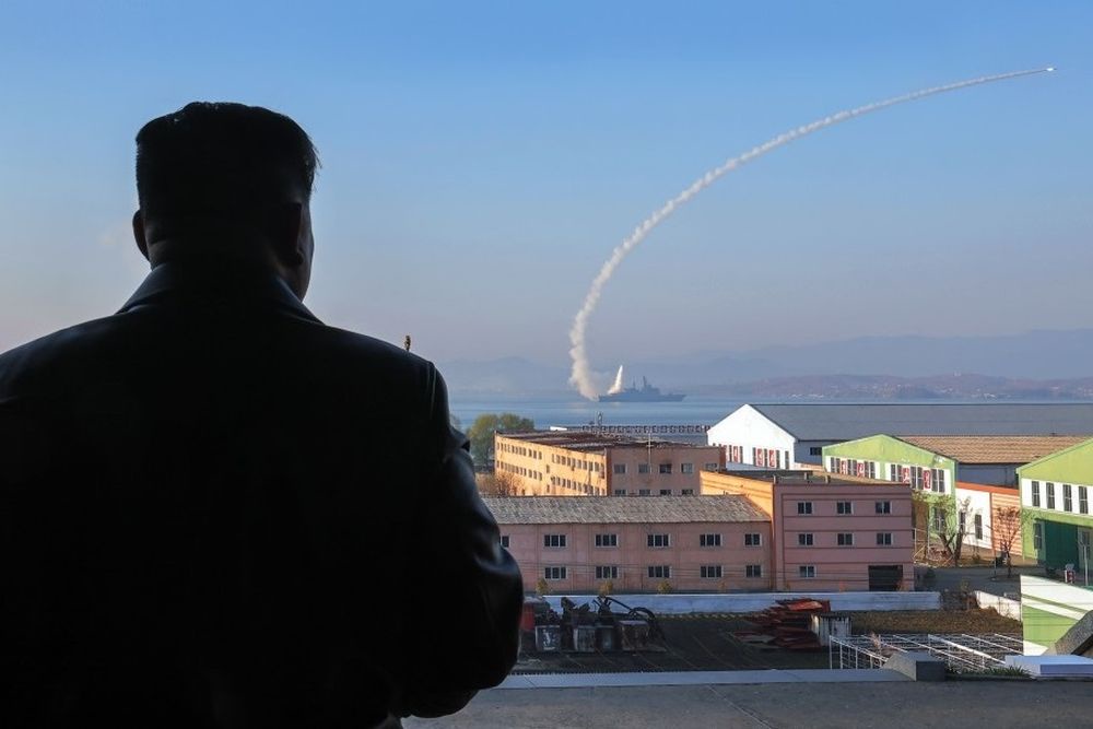 ЦТАК: Ким Чен Ын наблюдал за испытаниями вооружений нового эсминца КНДР - Российская газета