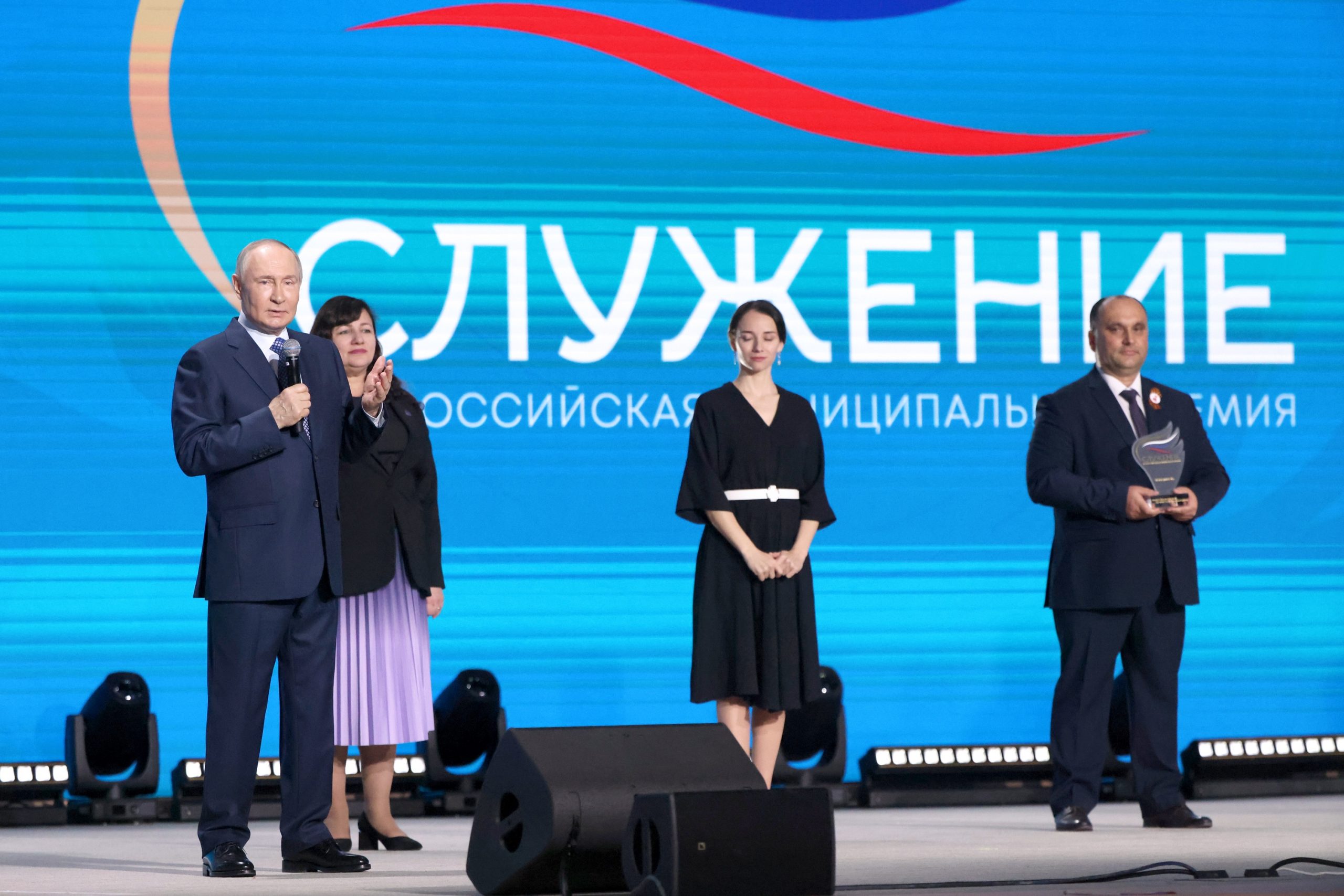 Владимир Путин назвал работу на муниципальном уровне очень важной для страны - Российская газета